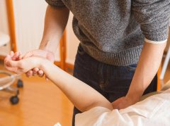 老年膝关节滑膜炎护膝：抬腿锻炼的正确打开方式