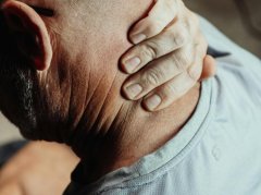 颈椎病引发左胳膊酸胀？3个原因+科学应对指南