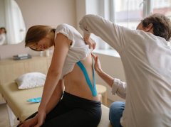 躺坐起身背疼？可能是肌肉劳损在预警